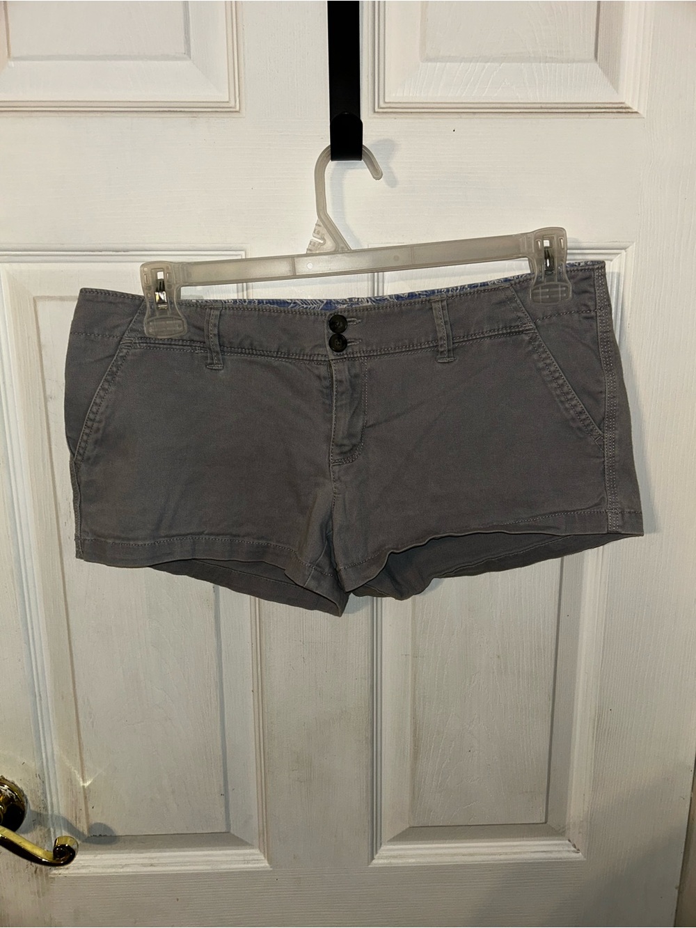 Y2K American eagle Gray low rise shorts with button detail #lowrise #chic